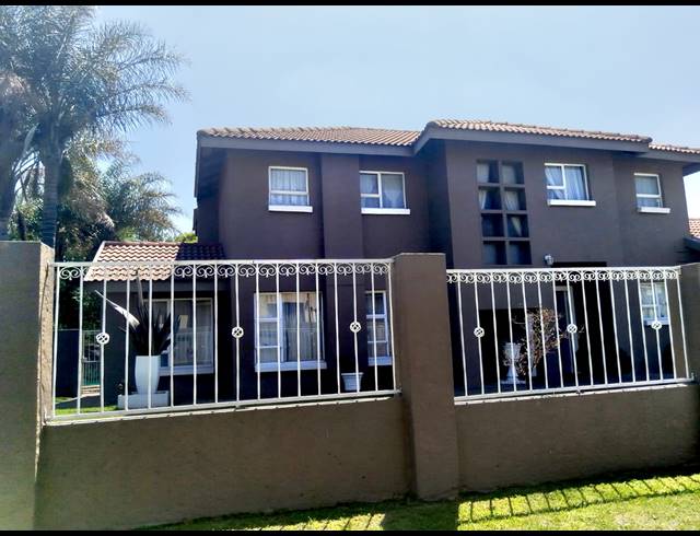 4 BEDROOM APARTMENT FOR SALE IN VAN RIEBEECK PARK